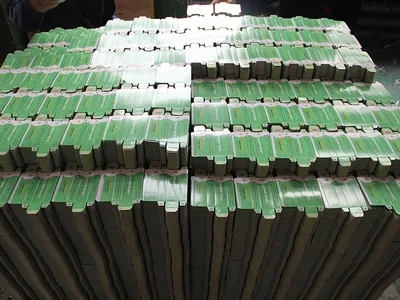 ماكينة القص والتجعيد بالقالب المسطح مزودة بوحدة إزالة المخلفات (450 طن)